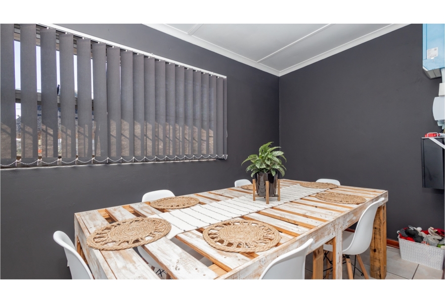 5 Bedroom Property for Sale in Avondale Western Cape